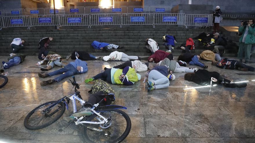 Maniatados y tirados en el suelo contra la guerra en Ucrania: la masacre de Bucha se convierte en un símbolo de protesta