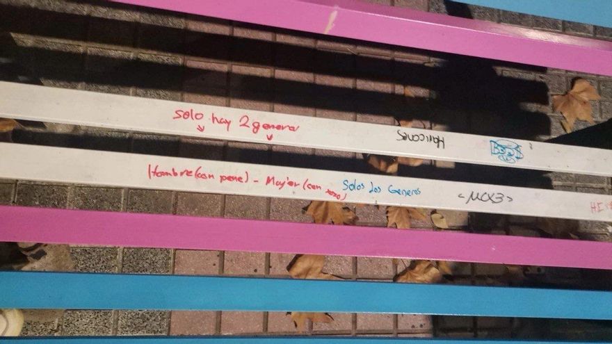 "Enfermos", "sida" y "marikas": tercera vandalización en seis meses de los bancos LGTBI de Cáceres
