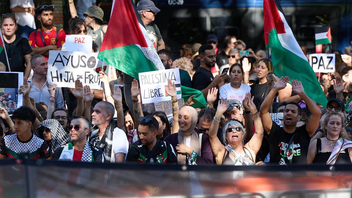 Varias personas se manifiestan a favor Palestina en Atocha el domingo.