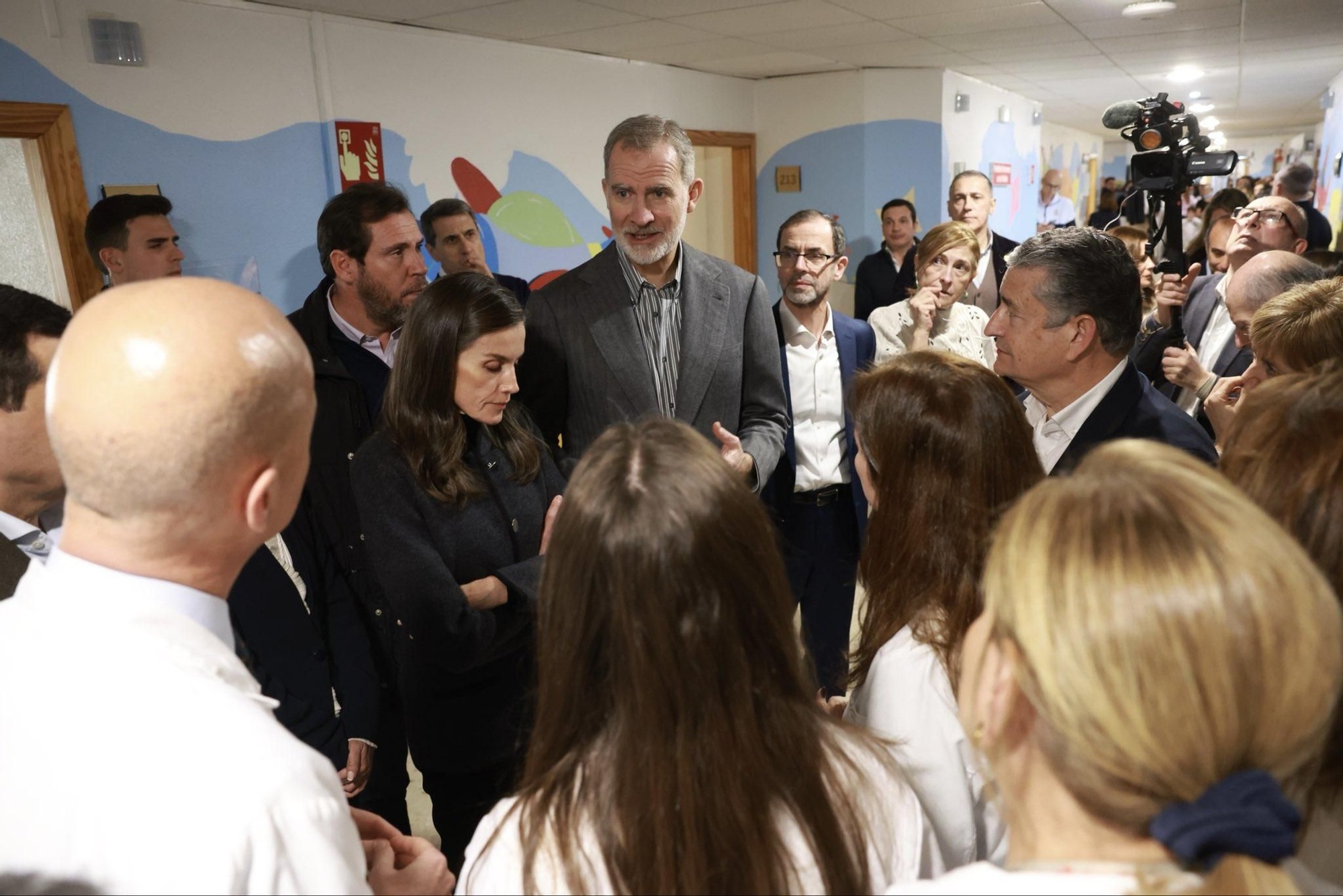 Los Reyes de España visitan a familiares y heridos en la tragedia de Adamuz