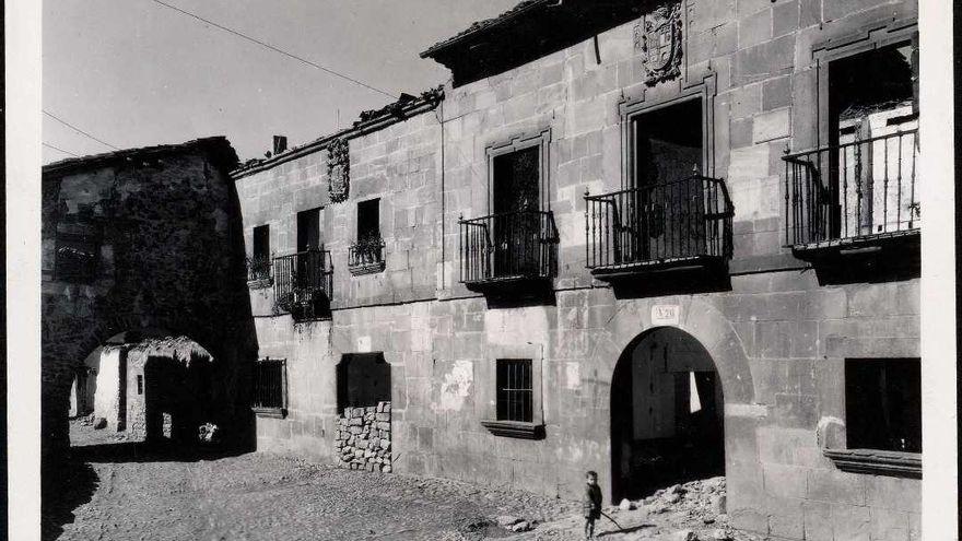"Casas solariegas señoriales incendiadas por los rojos".