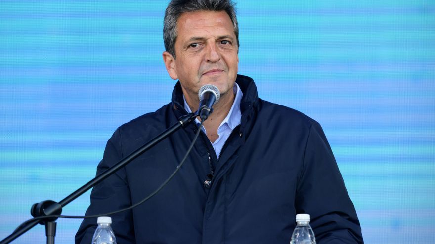 La "bomba Insaurralde" alteró los planes de Massa, que viajó por tierra al debate para afinar ideas en la ruta