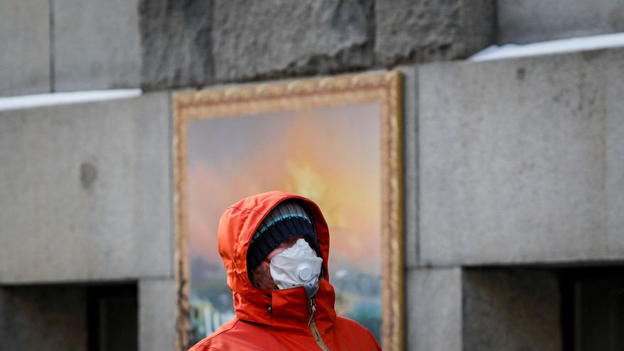 Imagen de archivo de un transeunte con mascarilla en una calle de Moscú. EFE/EPA/YURI KOCHETKOV