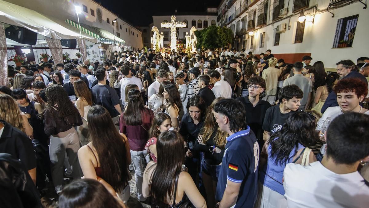 Ambiente nocturno de las Cruces de Mayo en la plaza Conde de Priego