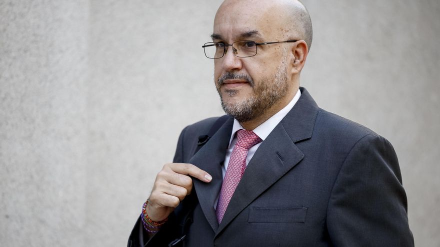 Carlos Moreno, el jefe de Gabinete de la vicepresidenta primera y ministra de Hacienda, María Jesús Montero, a su llegada este miércoles al Tribunal Supremo. El exgerente del PSOE Mariano Moreno y la trabajadora que se encargaba de los gastos de caja declaran en el Tribunal Supremo en el juicio a José Luis Ábalos en una jornada que estará centrada en la entrada y salida de dinero en efectivo de la sede de Ferraz y en la que también está citada la presidenta del Tribunal de Cuentas, Enriqueta Chicano. EFE/Daniel González