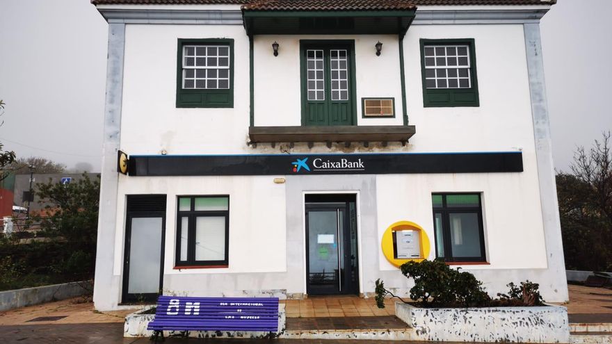 Cierra la oficina de La Caixa en Garafía y deja “sin servicio a cientos de clientes”