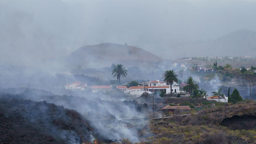 Una colada de lava provocada por la erupción que comenzó el 19 de septiembre en La Palma se desplaza por el bario de Todoque, en el municipio de Los Llanos de Ariadne, donde sus vecinos son desalojados. EFE/Ramón de la Rocha