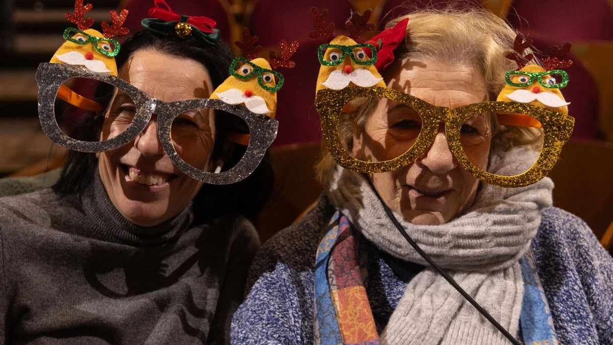 Dos mujeres ya sentadas en el Teatro Real para asistir al Sorteo de la Lotería de Navidad