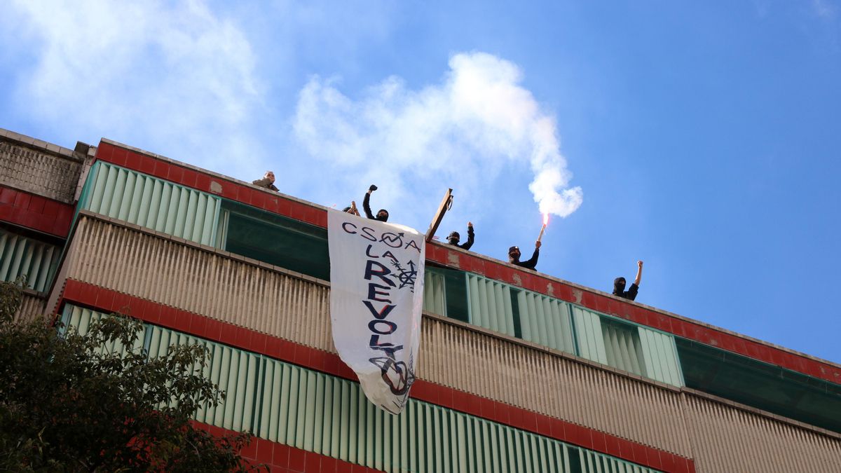Los acampados por la vivienda en Barcelona ocupan un edificio del Eixample para personas sin hogar