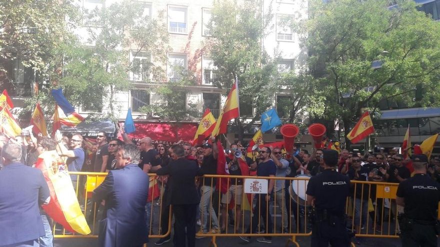 Urnas y banderas de España marcan la manifestación de policías y guardias civiles pidiendo el mismo salario que Mossos