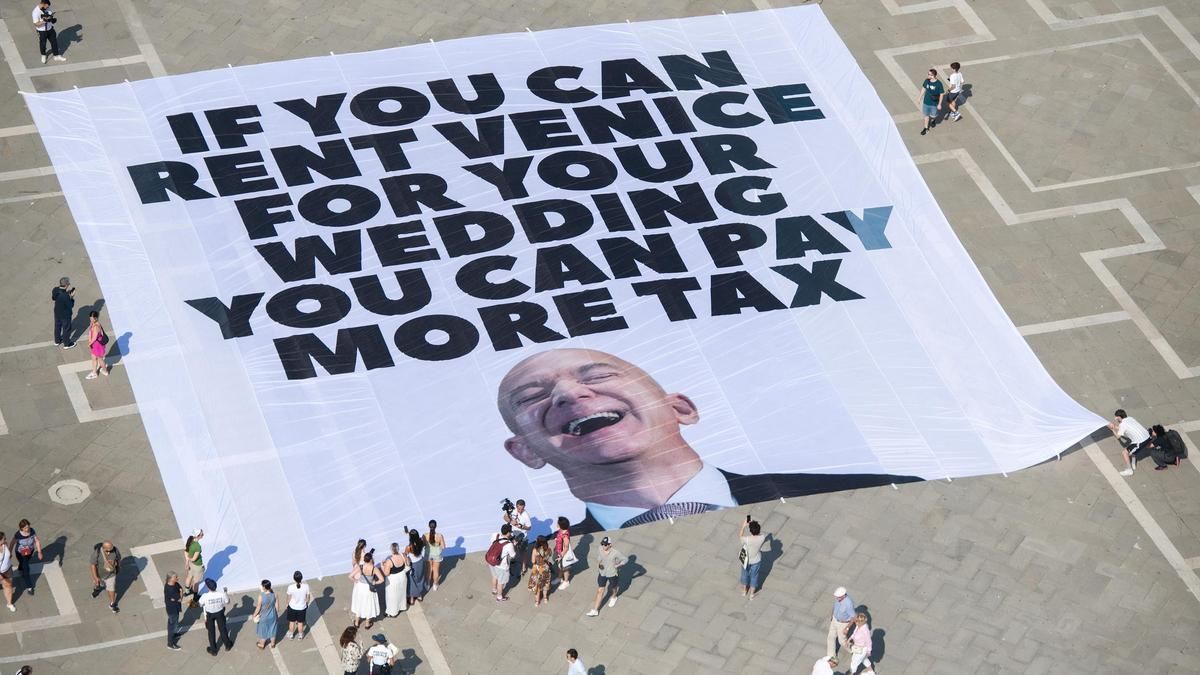 El cartel que se extendió el lunes en la plaza San Marcos de Venecia contra Jeff Bezos