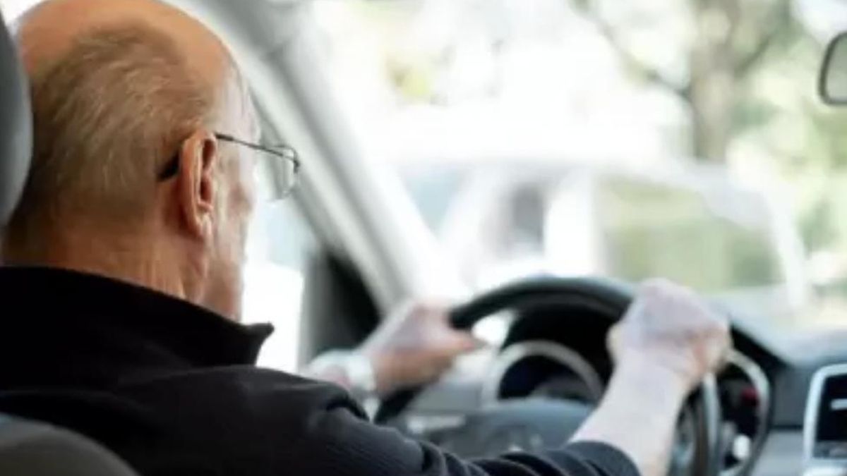 Cada vez más jubilados trabajan en en aplicaciones como Uber para sobrevivir.