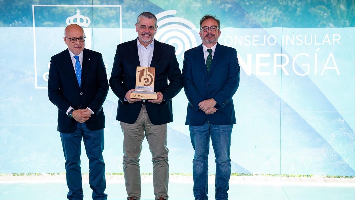 Carlos Lafoz, director de Distribución de Endesa en Canarias, reconocido por el Cabildo de Gran Canaria en el 10º aniversario del Consejo Insular de la Energía