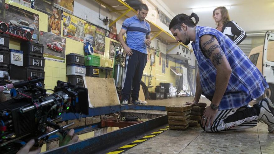 Álex García y Emilio Palacios esperan indicaciones en el rodaje de 'El Inmortal'