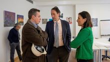 La alcaldesa de Santander, Gema Igual (d), y el consejero de Obras Públicas y Vivienda del Gobierno de Cantabria, José Gochicoa (c), se han reunido este martes con técnicos, protección civil y bomberos para tratar las soluciones para el hundimiento de parque infantil y parking ayer en una urbanización de Nueva Montaña, Santander.