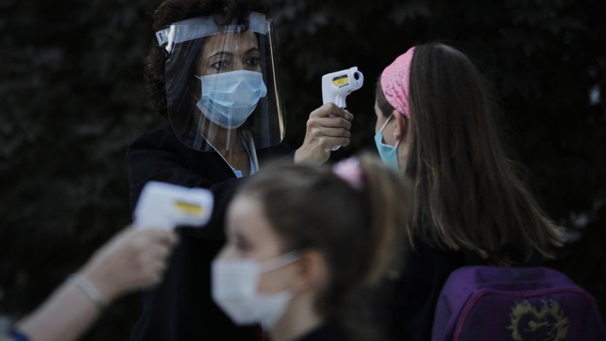 Toma de temperatura a alumnos en un colegio