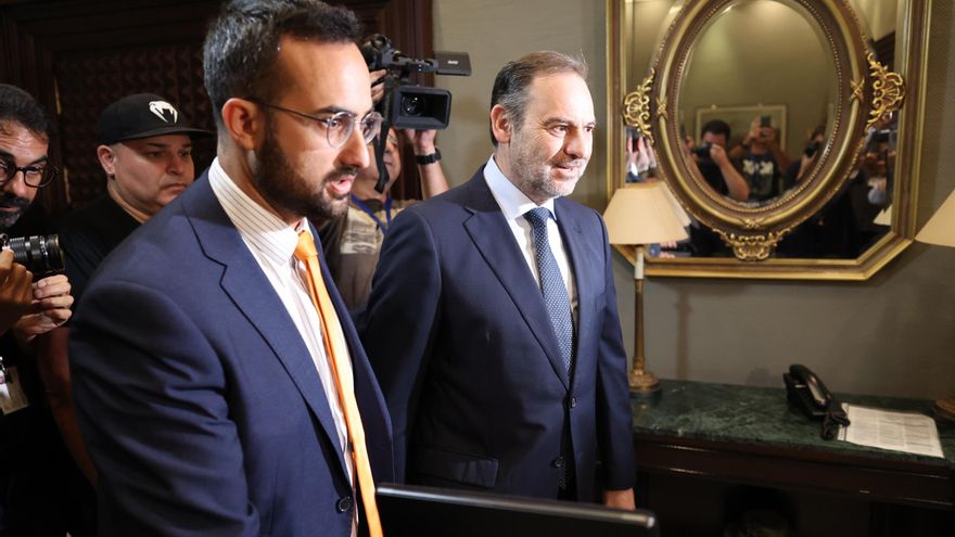 El presidente de la comisión de investigación del Parlamento de Canarias sobre la compra de material sanitario, Raúl Acosta, y el exministro de Transportes, José Luis Ábalos, a su llegada a la cámara regional