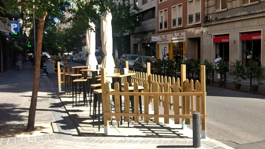 El Ayuntamiento de Madrid retirará todos los permisos para terrazas sobre aparcamientos el 1 de enero de 2022