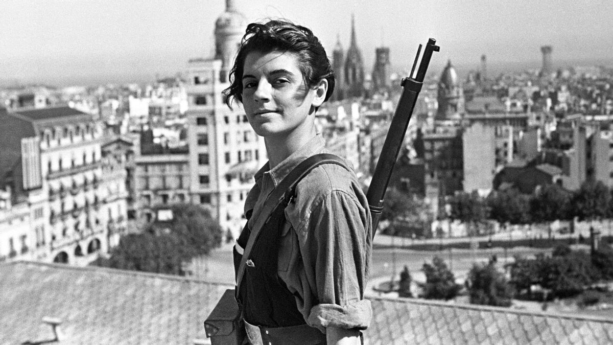 La miliciana Marina Ginestà, miembro de la juventud comunista catalana (JSU), posa en la terraza del hotel Colón, donde se estableció una oficina de alistamiento de milicianos.