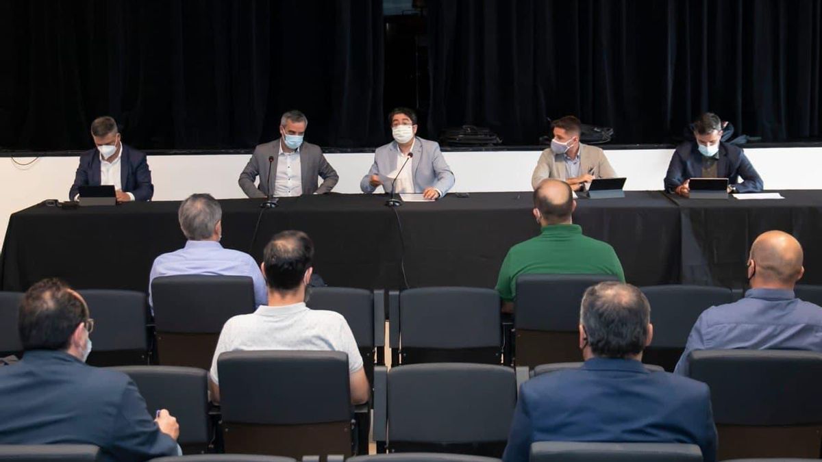 Reunión entre el presidente del Cabildo de Tenerife, Pedro Martín, junto a representantes de siete ayuntamientos para abordar soluciones ante los problemas en el ciclo integral del agua.
