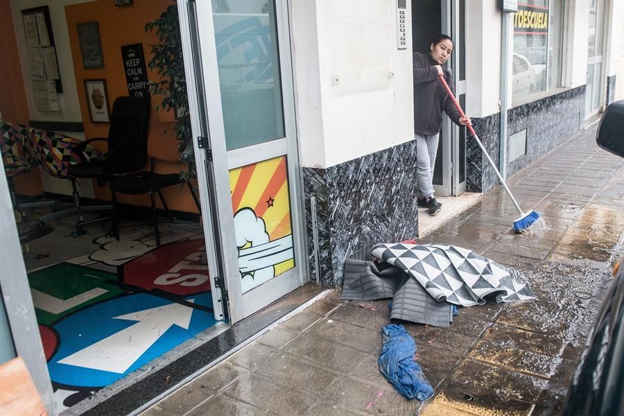 Un intenso chaparrón ha caído este sábado en Arrecife. EFE/ Javier Fuentes