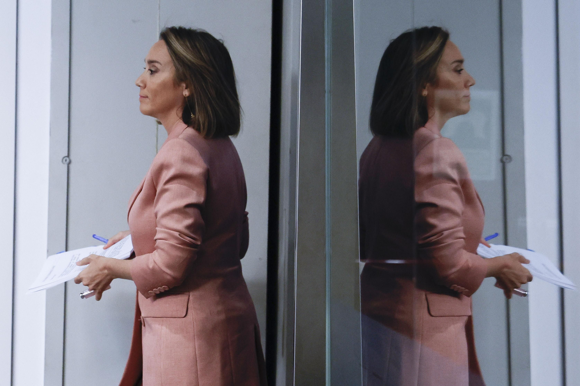 Cuca Gamarra entra en la rueda de prensa del lunes.