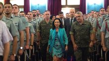 La ministra de Defensa, Margarita Robles, acompañada por el jefe del Estado Mayor del Ejército, Javier Varela Salas (d), durante una visita a la Base "San Jorge" y la Academia General Militar en Zaragoza.