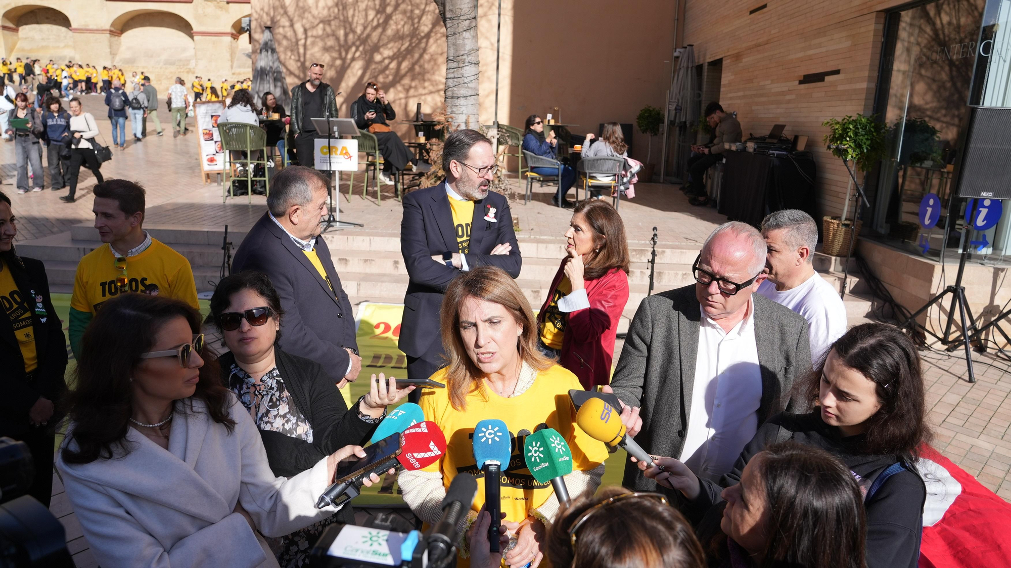 Córdoba abraza la Mezquita Catedral por las enfermedades raras