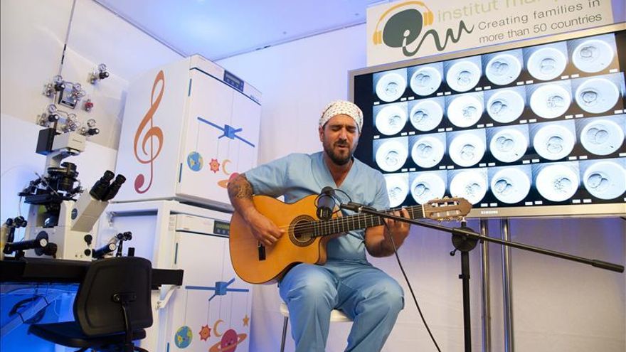 Antonio Orozco da un concierto en directo para embriones que están en incubadoras