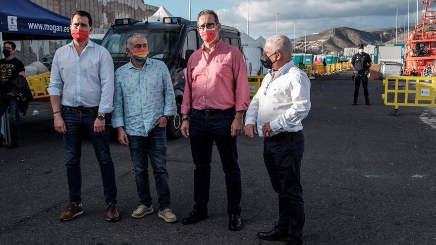 l secretario general de la UGT, Pepe Álvarez, acompañado por el recién elegido secretario general en las islas, Manuel Navarro, y otros miembros del sindicato en el muelle de Arguineguín.