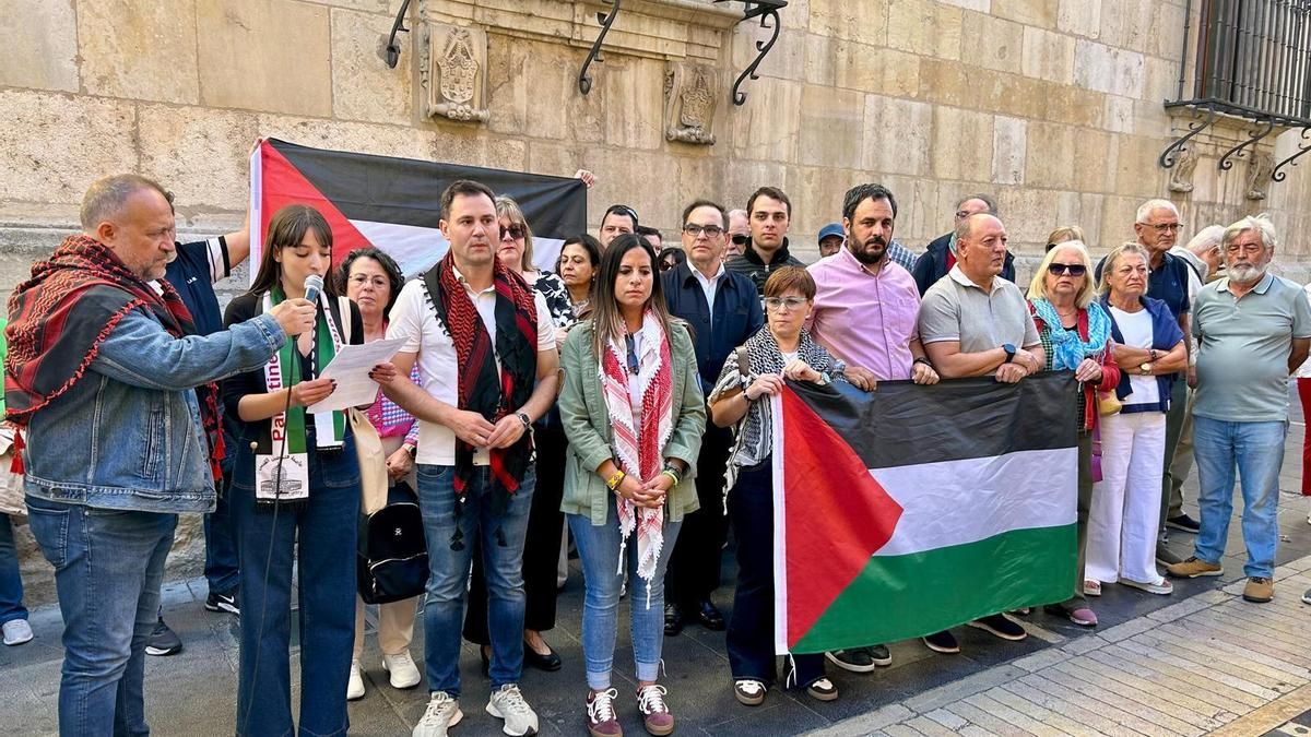 Los socialistas en el acto contra la agresión de Israel al pueblo palestino, hoy en el centro de León.
