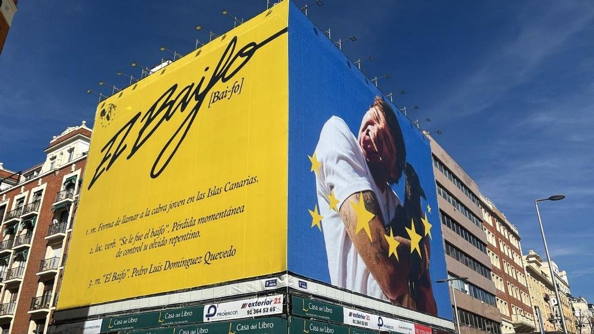 A Quevedo se le va el baifo con una lona en Madrid