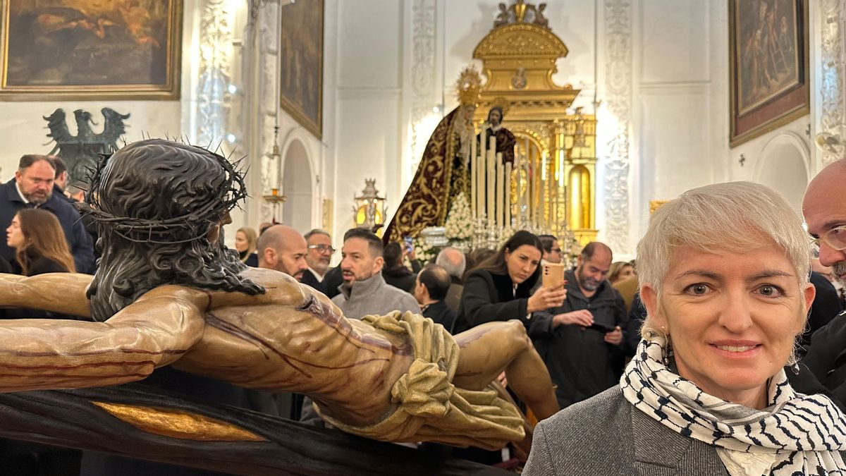 Maribel Roldán, vestida con un pañuelo palestino, kufiya, en un acto de la Hermandad de Los Javieres, en Sevilla.