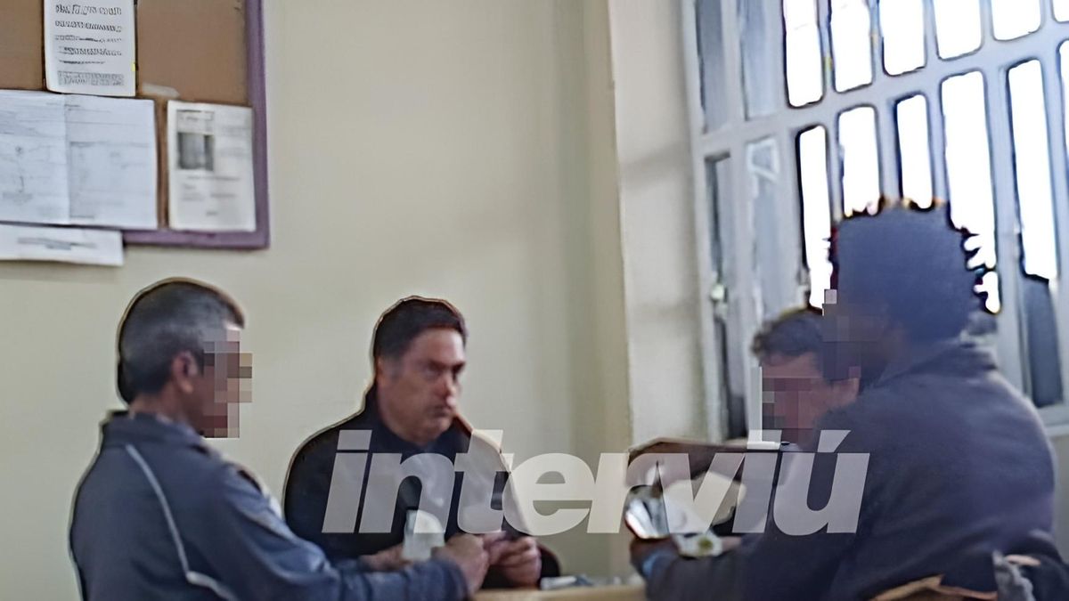 Marcos Martínez Barazón jugando a las cartas en la prisión de Soto del Real.