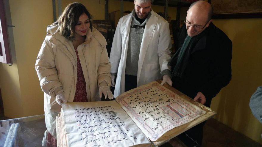 La viceconsejera de Cultura y Deportes, Ana Muñoz, acompañada por el deán de la Catedral, José Antonio Fernández, han realizado una visita a la sala donde se están finalizando los trabajos de catalogación