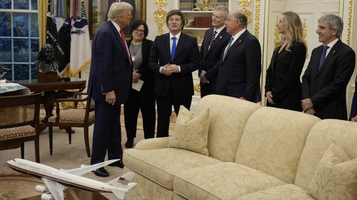 Karina Milei y Luis Caputo, ayer en la Casa Blanca con Trump y Milei. La comitiva presidencial llegó esta mañana temprano a Buenos Aires.