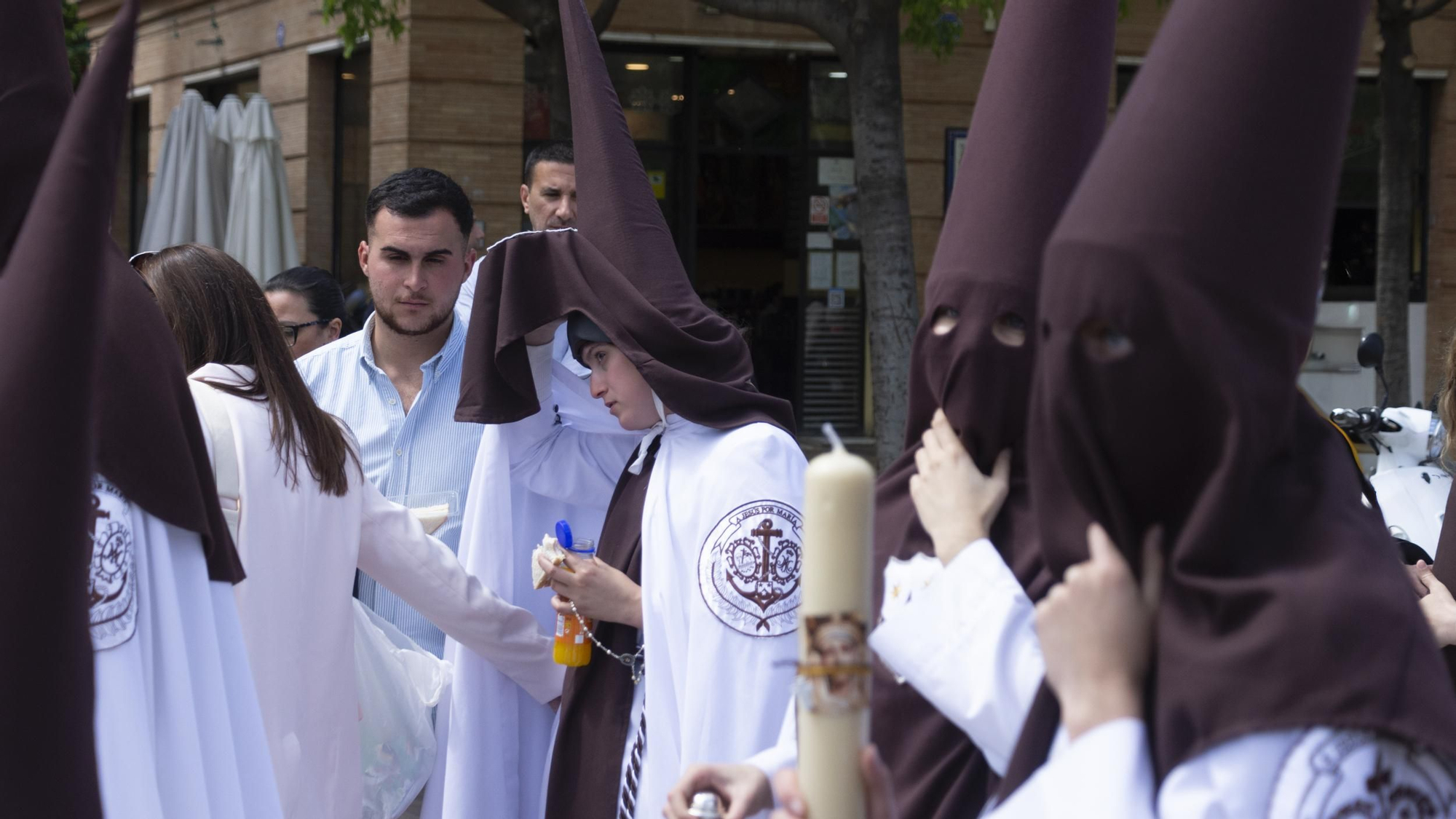 Nazarena del Carmen Doloroso reponiendo fuerzas.