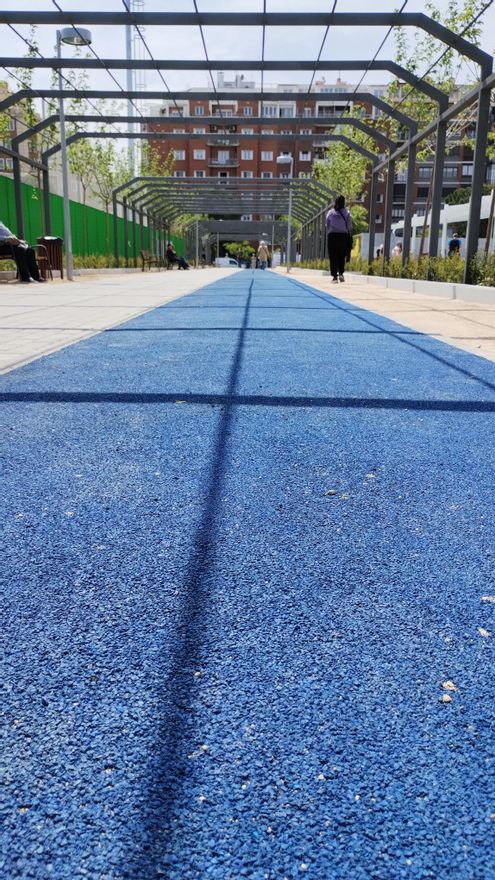 Tartán azul en el eje norte-sur del parque