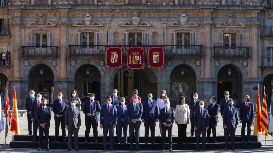 El rey Felipe junto con el presidente del Gobierno, Pedro Sánchez posan para la foto de familia de la XXIV Conferencia de Presidentes