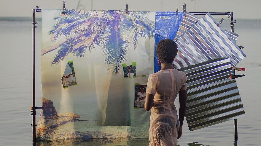 Widline Cadet, la fotógrafa haitiana que no puede volver a su hogar, expone su obra sobre la identidad y la memoria