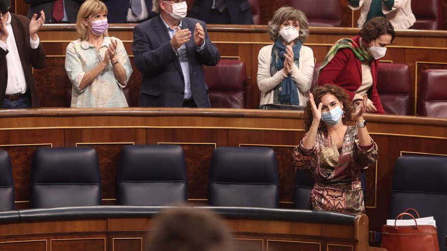 La ministra portavoz y de Hacienda, María Jesús Montero, aplaude en el Congreso de los Diputados tras superar el debate de totalidad a los Presupuestos de 2021