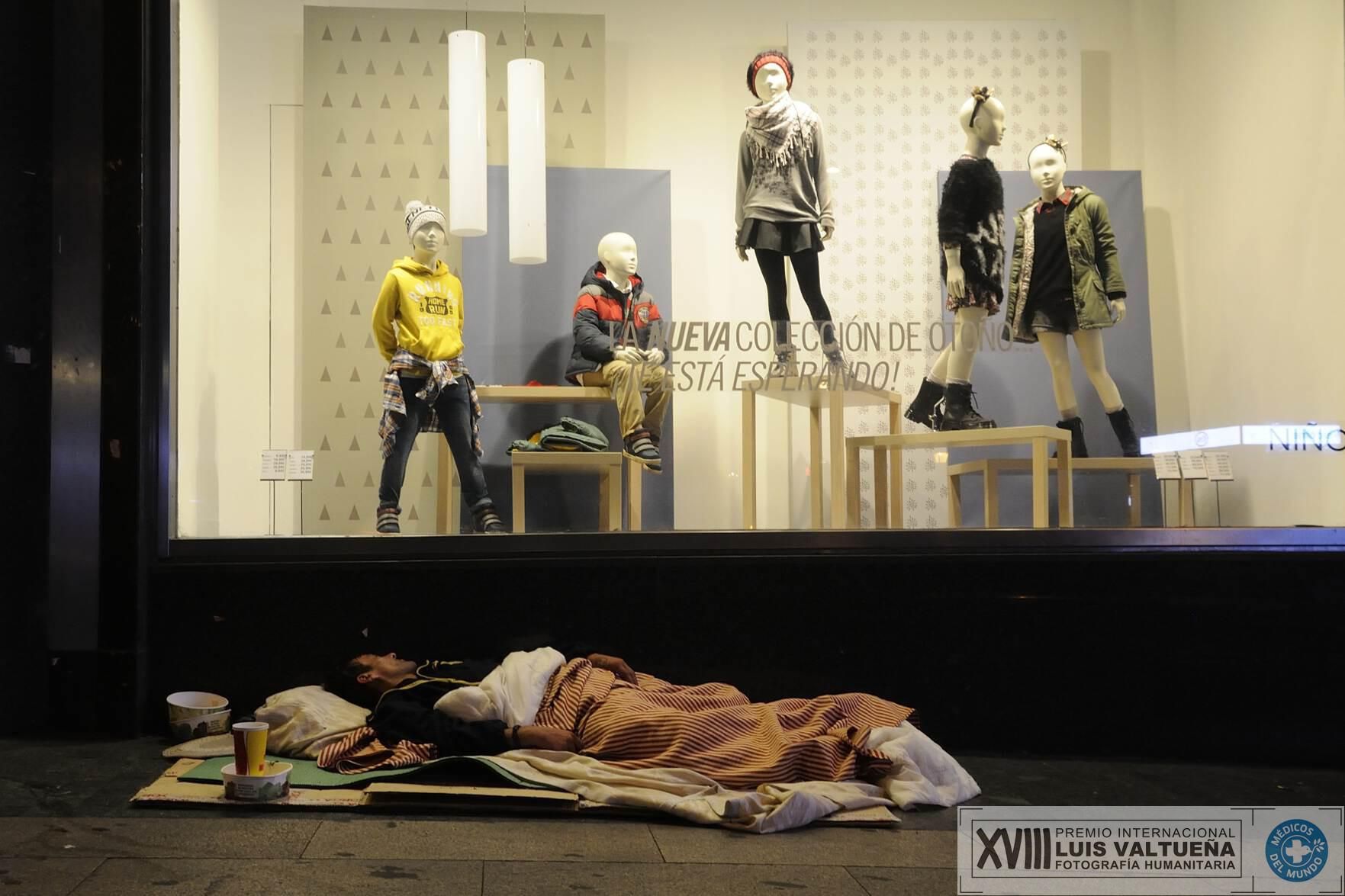 El fotógrafo Czuko Williams es el tercer finalista con su serie de fotografías titulada “Hotel de las estrellas”, diez imágenes de personas sin hogar que duermen en la calle/ Fotografía: Czuko Williams