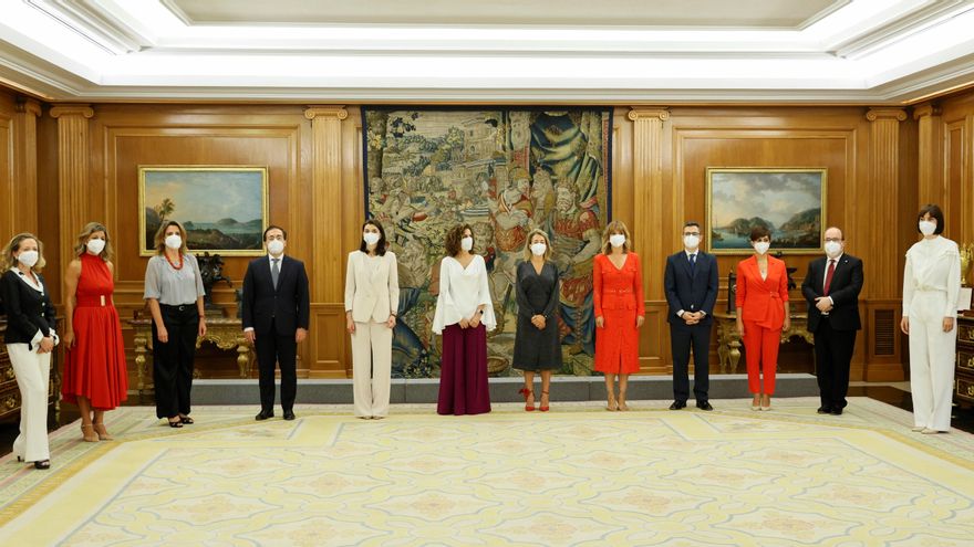 Los nuevos miembros del equipo de Gobierno o con nuevas funciones en el Ejecutivo durante el acto de toma de posesión de sus nuevos cargos en un acto celebrado este lunes en el Palacio de La Zarzuela, en Madrid. EFE/Ballesteros