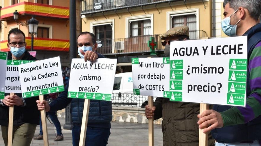 Protesta de ganaderos lácteos: siguen los precios por debajo de costes y no se hace cumplir la Ley de la Cadena Alimentaria