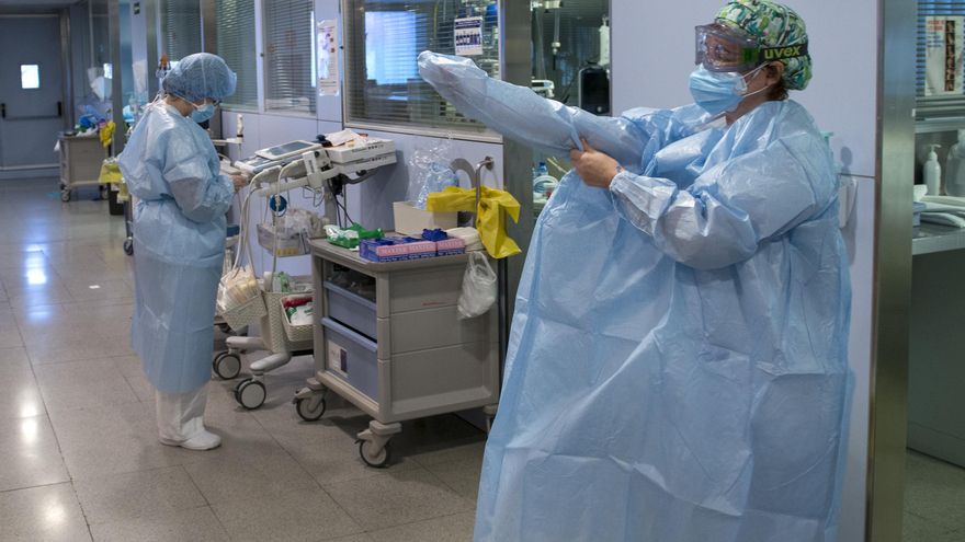 Personal sanitario de una Unidad de Cuidados Intensivos (UCI) para enfermos de coronavirus, foto de recurso