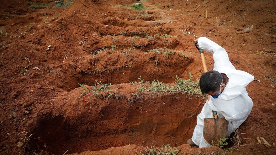 Un trabajador abre hoy fosas para enterrar víctimas mortales de covid-19 en el Cementerio Vila Formosa, en Sao Paulo (Brasil). EFE/Fernando Bizerra Jr