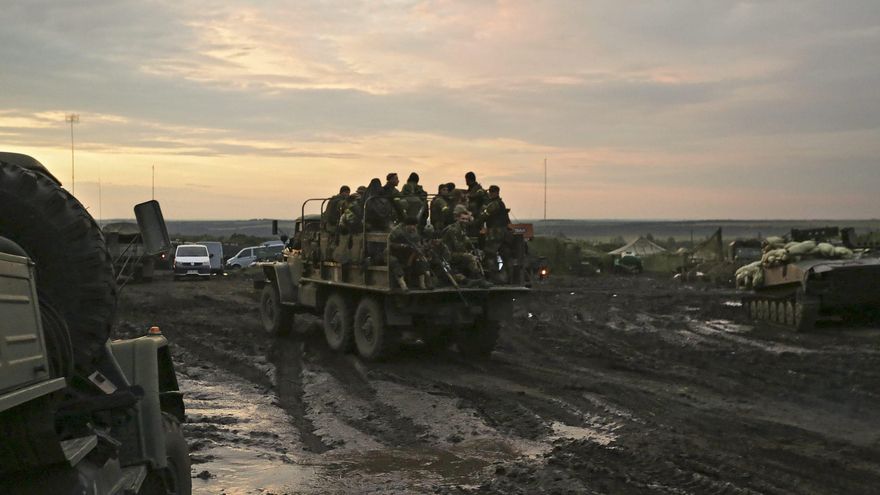 Imagen de archivo de un grupo de soldados ucranianos en un furgón militar cerca de Izium, en la región de Járkov (Ucrania). EFE/Anastasia Vlasova