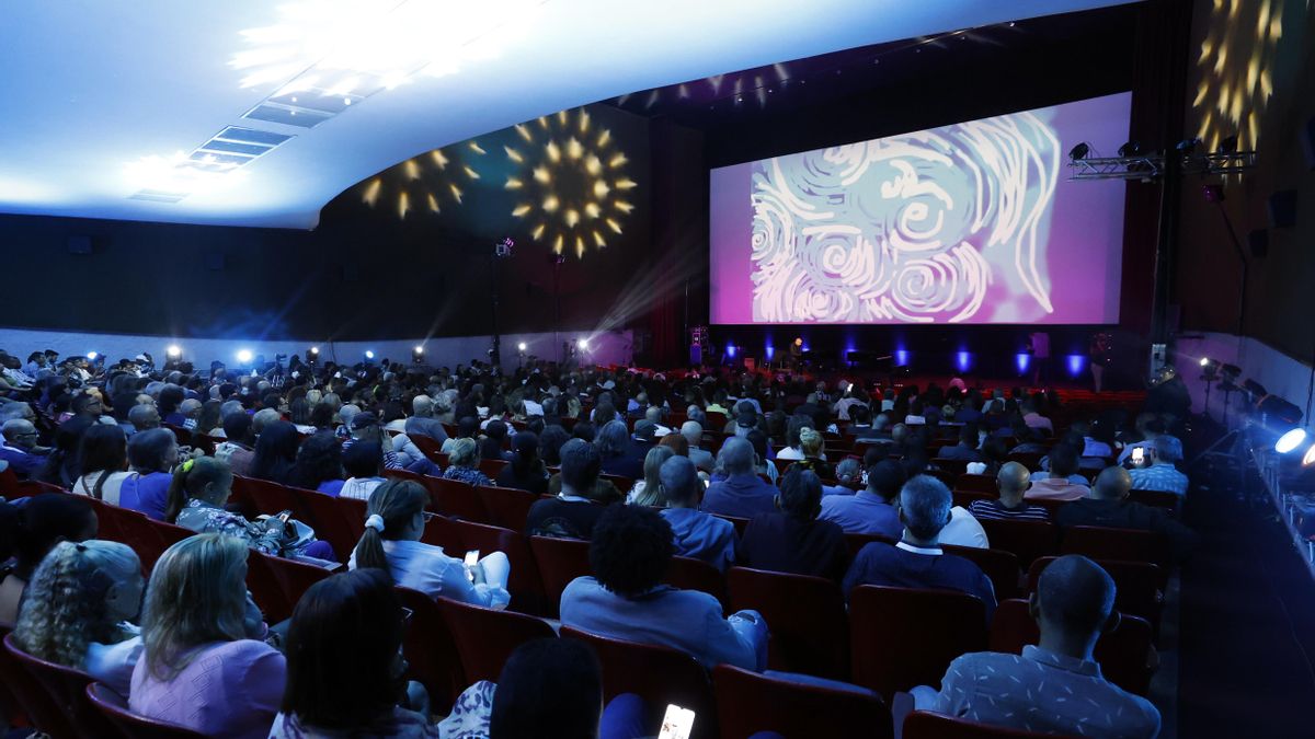 La asistencia al cine y el consumo de televisión caen en 2024, pero se expande la música en directo