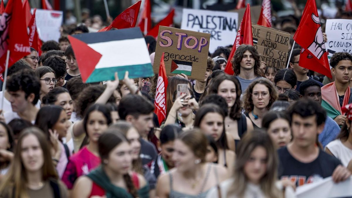 Cientos de estudiantes denuncian en València "el genocidio" palestino por parte de Israel