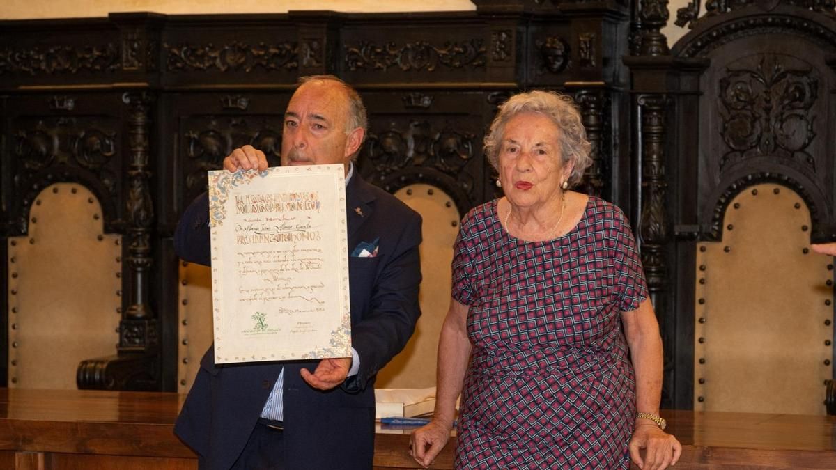 Los Amigos del Modernismo de León ya tienen presidenta: María Jesús Alonso Gavela, pionera en estudios sobre Gaudí
